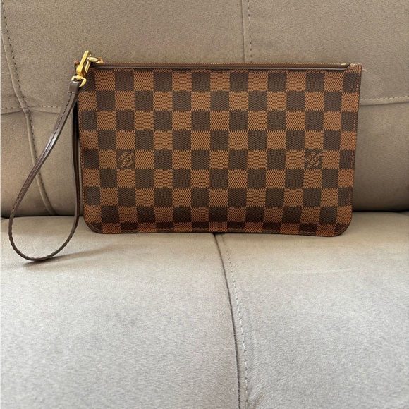 Louis Vuitton Brown Wallet with Iconic Checkered Design - Picture 1 of 12